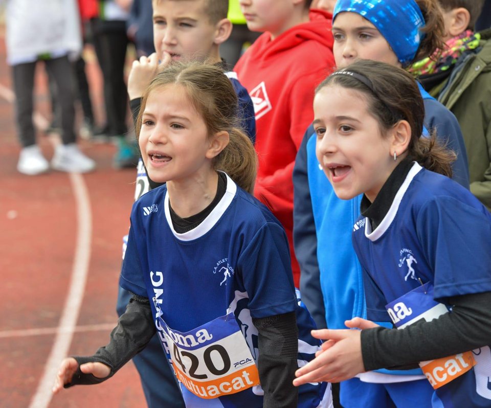 Grup de joves al costat de la pista, mirant l’activitat.